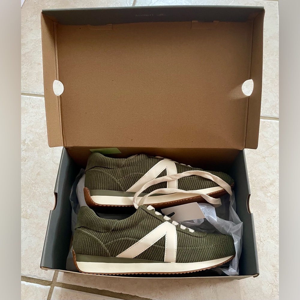 NIB Loft sneakers